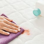 چطور لکه خون را از تشک تمیز کنیم؟