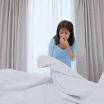 چرا تشک بو می‌گیرد و چگونه آن را از بین ببریم؟